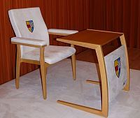 Stuhl und Tisch für Papst Benedikt XVI.